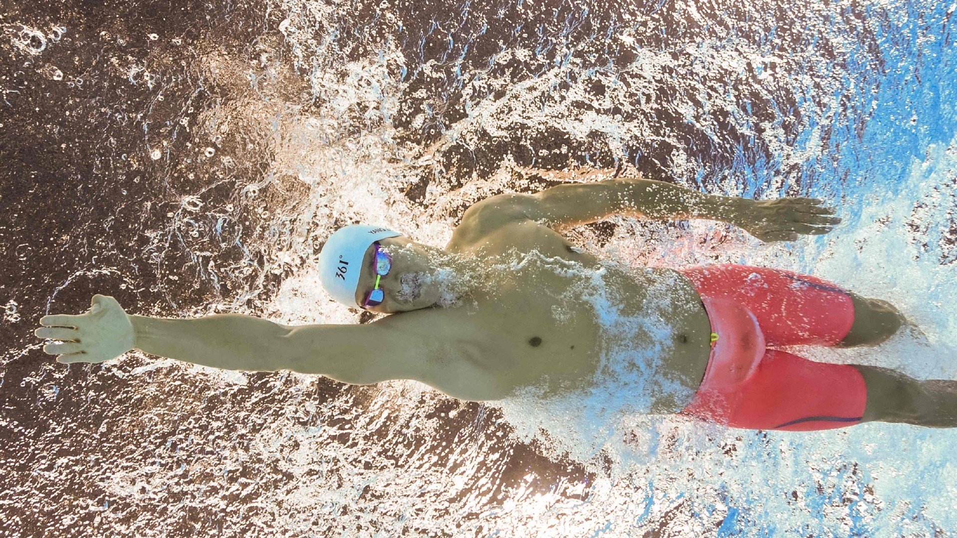 巨型水上剧场漂浮表演，视觉与运动的双重享受，水上浮尸